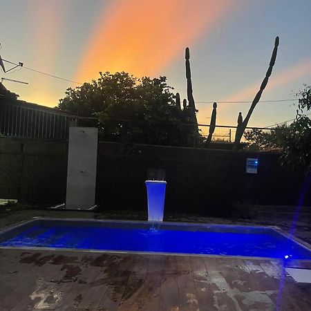 Caso com piscina, há 900 metros do Iguatemi shopping Villa Brasilia Exterior foto