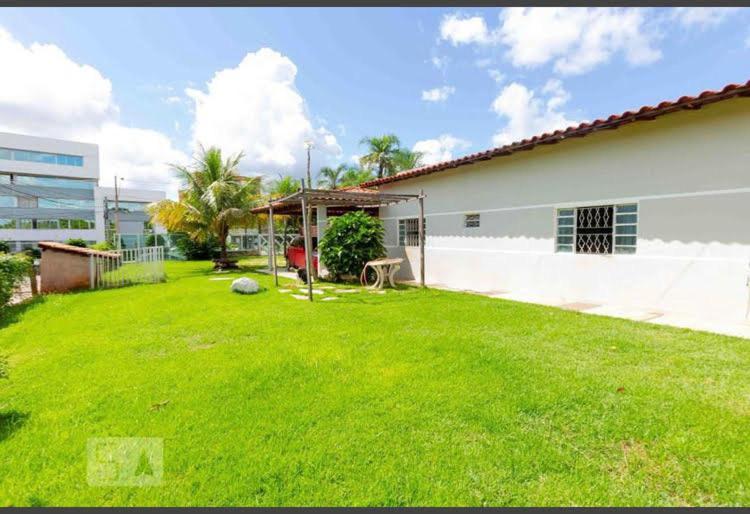 Caso com piscina, há 900 metros do Iguatemi shopping Villa Brasilia Exterior foto